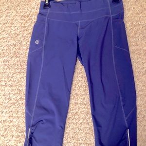 Athleta Dobby Be Free Knicker Capri Leggings XS Purple Pockets Cropped Yoga/ Run